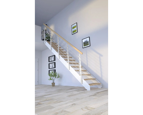 Treppe mit Holzstufen und silberfarbenem Geländer in einem hellen Raum.