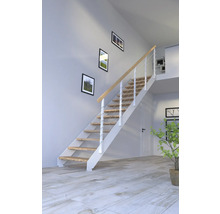 Treppe mit Holzstufen und weißem Geländer in einem hellen Raum.