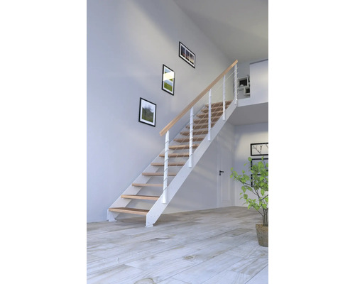 Treppe mit Holzstufen und weißem Geländer in einem hellen Raum.