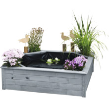 Hochteich aus Holz mit Pflanzen und Dekoration