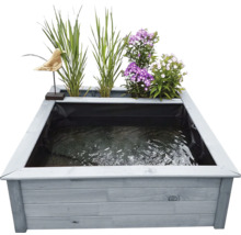 Hochteich aus Holz mit Bepflanzung und Wasser