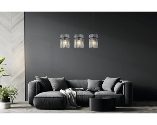 Wohnzimmer mit Sofa, Tisch und drei Pendelleuchten