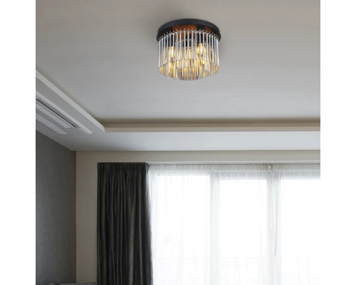 Deckenleuchte mit transparenten Kristallstäben an der Decke