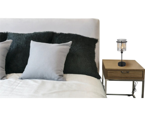 Schlafzimmer mit Bett und Nachttischlampe