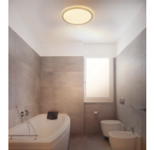 Modernes Badezimmer mit Badewanne, Toilette, Bidet und runder Deckenleuchte.