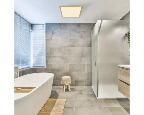 Modernes Badezimmer mit freistehender Badewanne, Dusche, Waschtisch und quadratischer Deckenleuchte