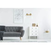 Wohnzimmer mit grauem Sofa, weißer Kommode und goldener Wandleuchte