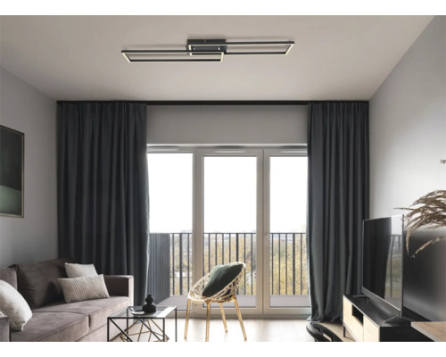 Wohnzimmer mit moderner LED-Deckenleuchte, Sofa und Fensterfront