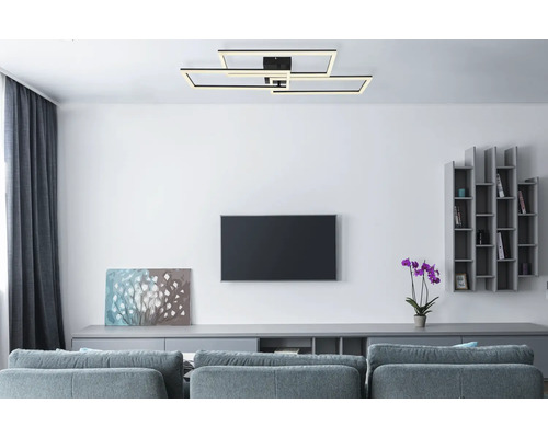 Wohnzimmer mit moderner Deckenleuchte in Rechteckform