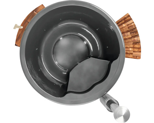 Aufnahme von oben eines runden Badebottichs mit Holzelementen.