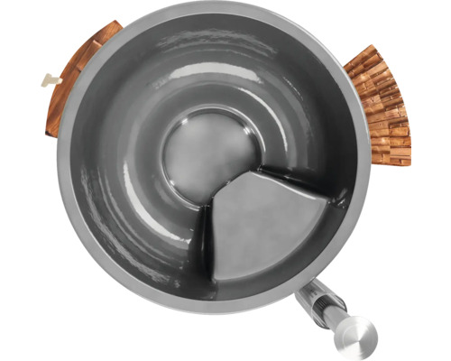 Blick von oben auf eine graue Mörtelwanne mit Holzelementen