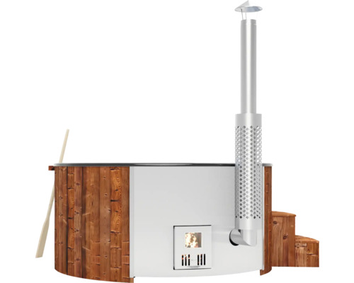 Holzbefeuerter Badezuber mit Holzverkleidung und Kamin