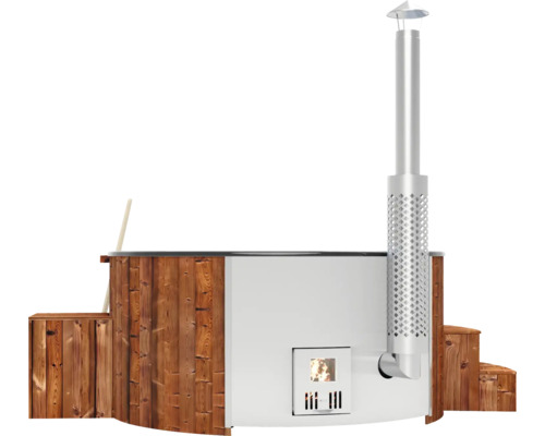 Holzbefeuerter Badezuber mit Holzverkleidung und Schornstein