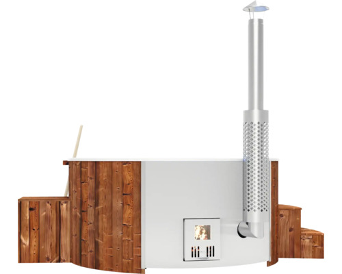 Holzbefeuerter Badezuber mit Holzverkleidung und Schornstein