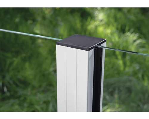 Detailaufnahme eines Geländerpfostens mit Glaseinsatz für den Außenbereich