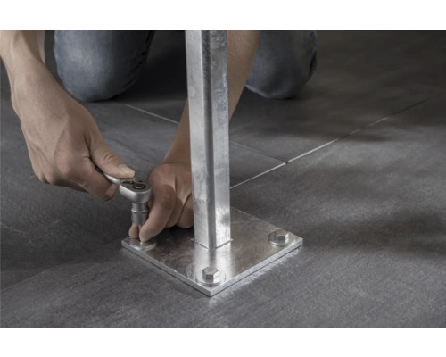 Befestigung eines Metallpfostens mit einem Ratschenschlüssel