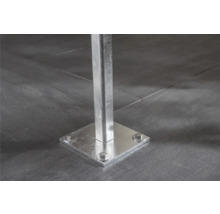 Metallpfosten mit quadratischer Grundplatte und Befestigungsschrauben