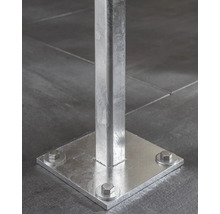 Metallpfosten mit quadratischer Grundplatte und Schrauben