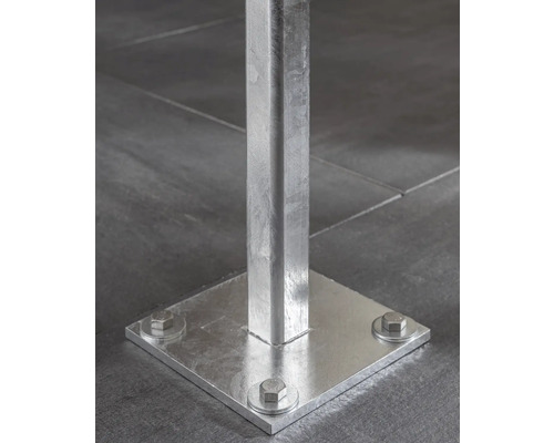 Metallpfosten mit quadratischer Grundplatte und Schrauben