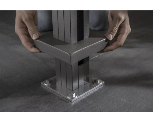 Montage eines Zaunpfostens aus Metall mit Eckabdeckung