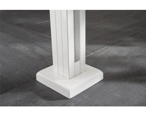 Detailansicht des Standfußes eines weißen Tisches