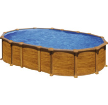 Ovaler Swimmingpool mit Holzverkleidung und blauem Wasser