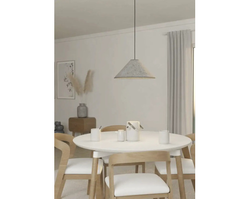 Esszimmer mit Esstisch, Stühlen und Hängelampe