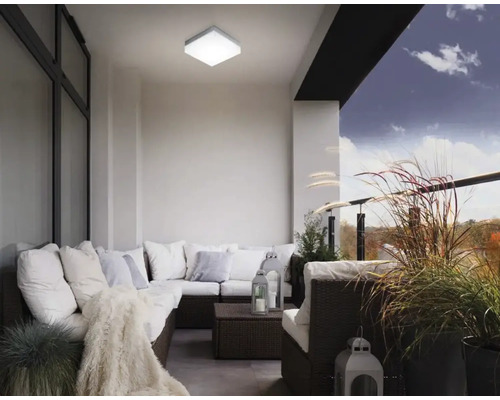 Quadratische Deckenleuchte auf einer Terrasse mit Lounge-Möbeln