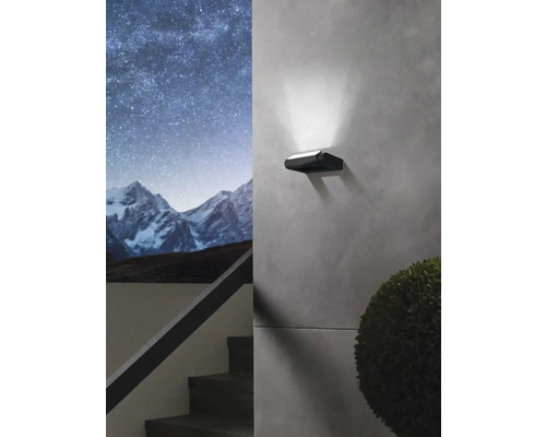 Moderne Außenwandleuchte neben einer Treppe