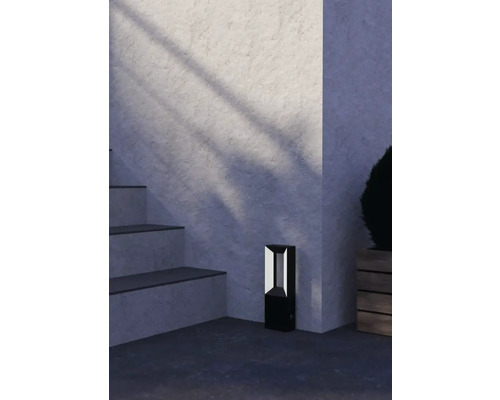 Bodeneinbaustrahler neben Treppe und Pflanze
