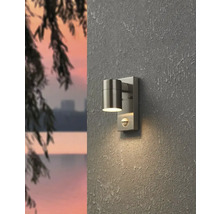 Außenwandleuchte mit Bewegungsmelder an einer Wand montiert.