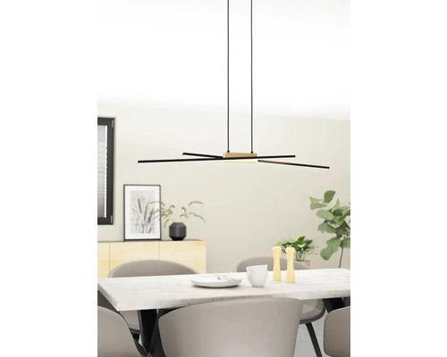 Moderne Pendelleuchte über Esstisch im Esszimmer