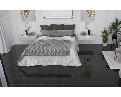 Schlafzimmer mit Bett, Nachttischen und glänzendem Fliesenboden