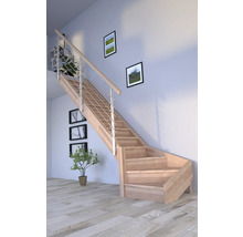 Holztreppe mit Geländer im Innenraum