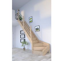 Holztreppe im hellen Wohnraum mit Wanddekorationen