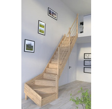 Holztreppe mit Geländer in einem hellen Raum