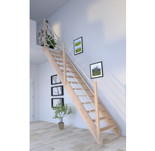 Holztreppe mit Metallgeländer in einem Wohnraum.