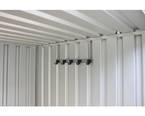 Innenansicht eines Geräteschuppens mit Wandhaken zur Aufbewahrung von Gartengeräten