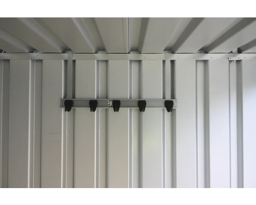 Innenansicht eines Geräteschuppens mit Werkzeughalterung