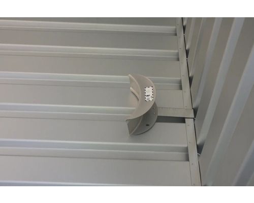 Aufputz-Kabelkanal an einer Wand befestigt