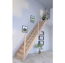 Holztreppe mit Metallgeländer im Innenraum