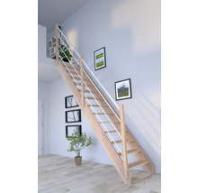 Holztreppe mit Geländer in einem hellen Raum