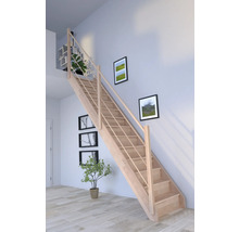 Holztreppe mit Geländer im Wohnraum