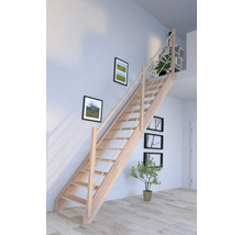Holztreppe im Innenraum mit Geländer