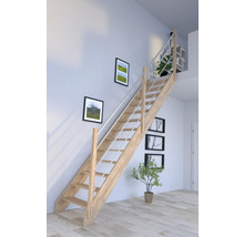 Holztreppe mit Metallgeländer im Wohnraum.