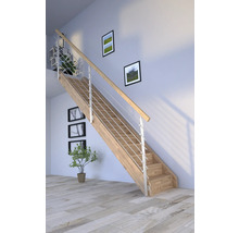 Treppe aus Holz mit Edelstahlgeländer in hellem Raum