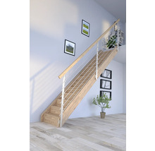 Holztreppe mit Metallgeländer in einem hellen Raum