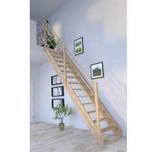 Holztreppe im Wohnraum mit Dekoration