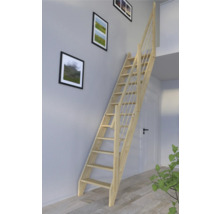 Raumansicht mit Holztreppe, die an einer Wand mit gerahmten Bildern befestigt ist