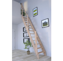 Raumansicht mit Holztreppe und Wanddekoration